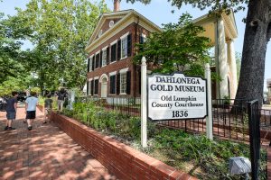 Dahlonega Gold Museum building, with it's sign out front saying 'Dahlonega gold museum, old lumpkin county courthouse 1836'